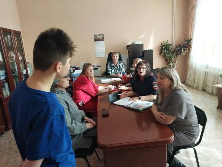 Полицейские и общественники провели профилактические рейды среди семей Облученского района