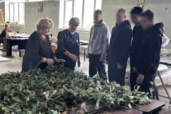 Плести маскировочные сети для СВО помогли воспитанники колонии в Биробиджане Плести маскировочные сети для СВО помогли воспитанники колонии в Биробиджане