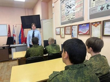 Инспектор ПДН провела профилактическую беседу с юнармейцами в Облученском районе