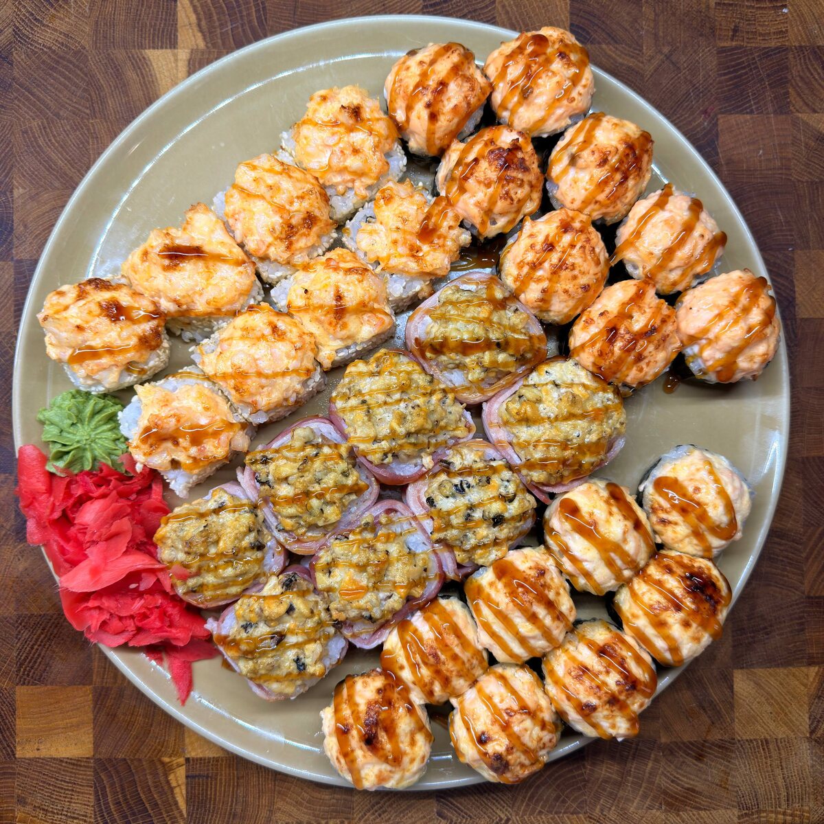 Когда новогодние салаты надоели: готовим роллы вместе