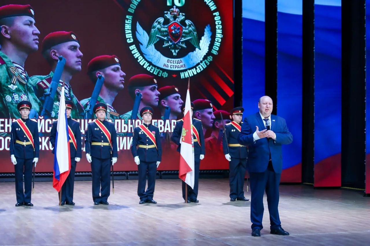 В Биробиджане отметили 10-летие Росгвардии и 215-летие войск правопорядка В Биробиджане отметили 10-летие Росгвардии и 215-летие войск правопорядка