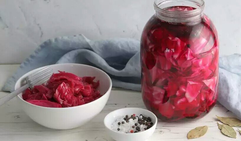 Невероятно вкусная маринованная капуста со свеклой: простой рецепт на каждый день