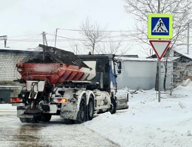 В Биробиджане коммунальные службы расчищают автодороги от снега