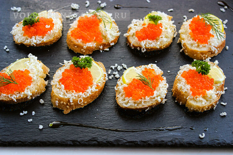 Изысканные бутерброды с красной икрой по рецепту из ресторана «Прага»