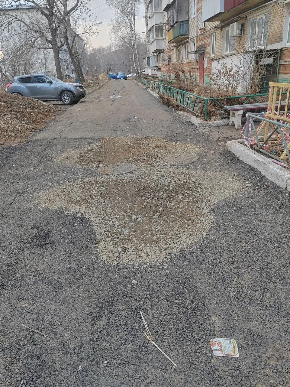 Провалы и ямы на дороге временно заделали после встречи с мэром в микрорайоне Сопка Биробиджана Провалы и ямы на дороге временно заделали после встречи с мэром в микрорайоне Сопка Биробиджана