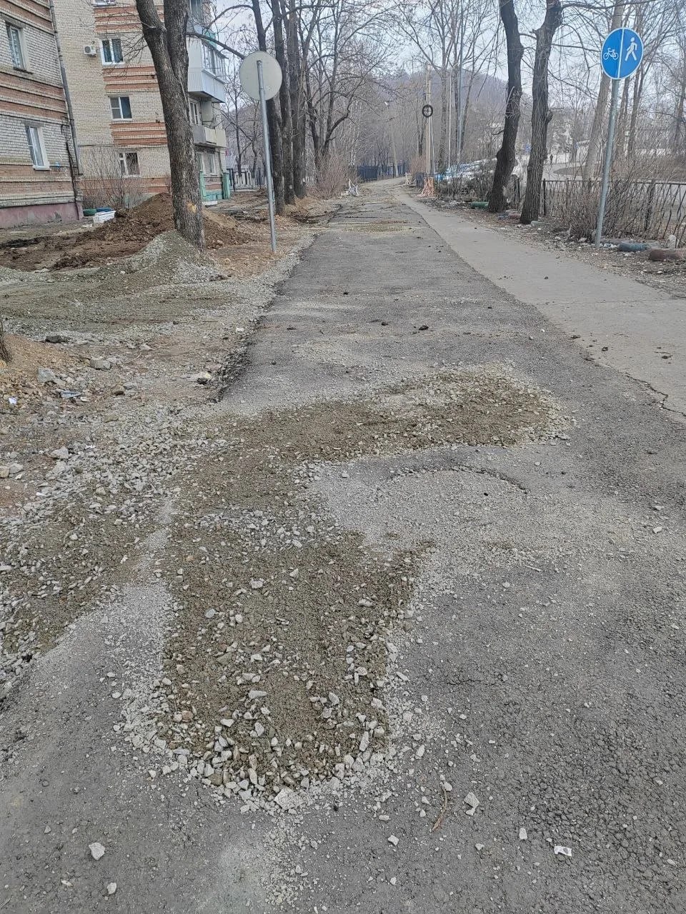 Провалы и ямы на дороге временно заделали после встречи с мэром в микрорайоне Сопка Биробиджана Провалы и ямы на дороге временно заделали после встречи с мэром в микрорайоне Сопка Биробиджана