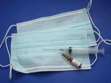 Депутаты требуют снять антиковидные ограничения на митинги