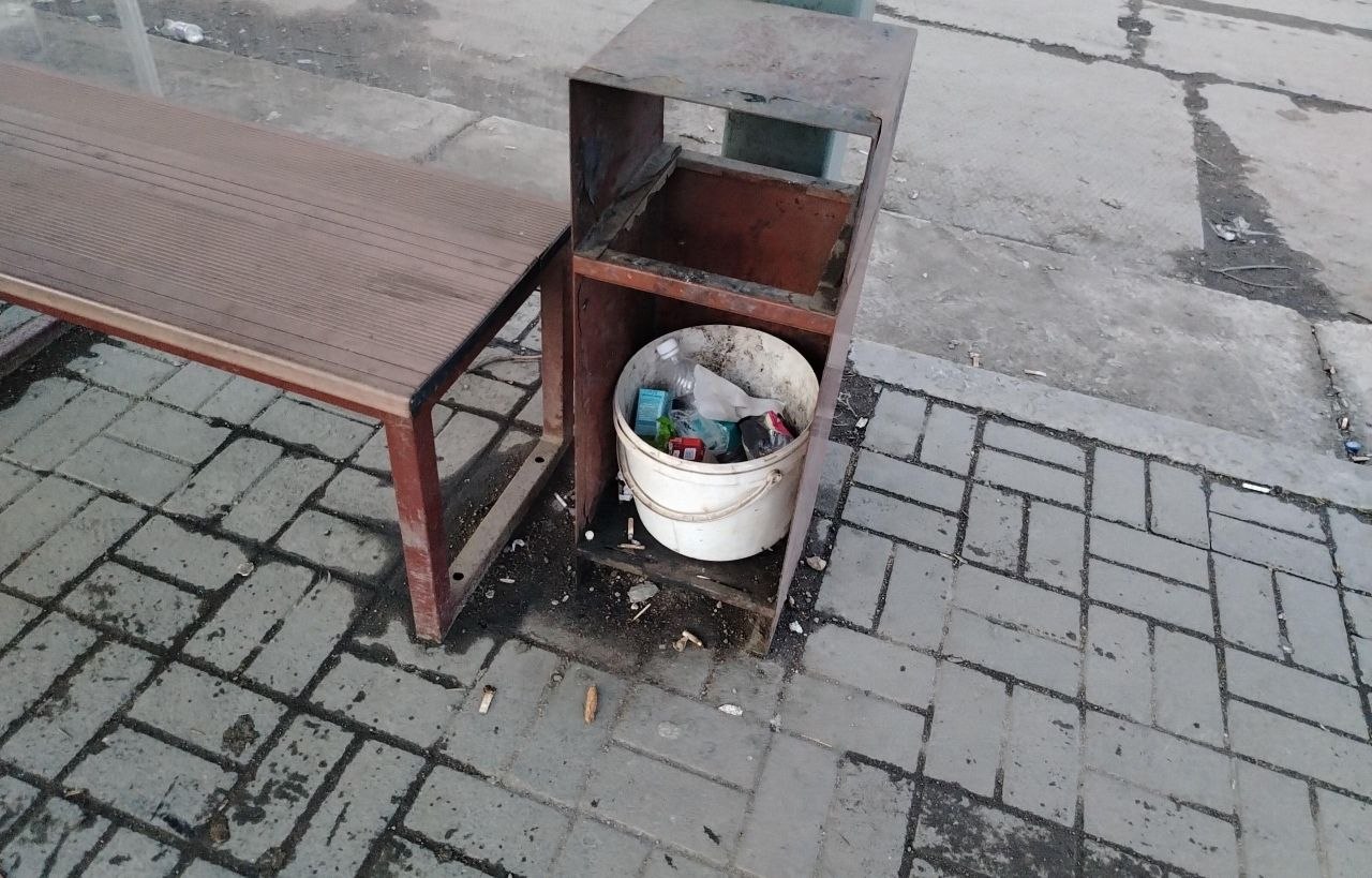 Биробиджанский Style. Остановка «Студенческая» на ул. Советской освещает весенний вечер яркой вывеской на маме-лошн