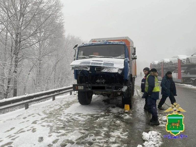 Гололед в Облученском районе привел к ДТП с автовозом, пострадали два пассажира Гололед в Облученском районе привел к ДТП с автовозом, пострадали два пассажира