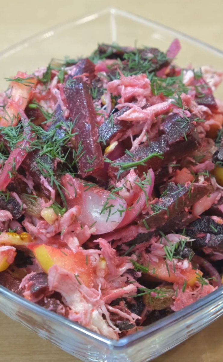 Яркий свекольный салат с курицей и черносливом для любого стола