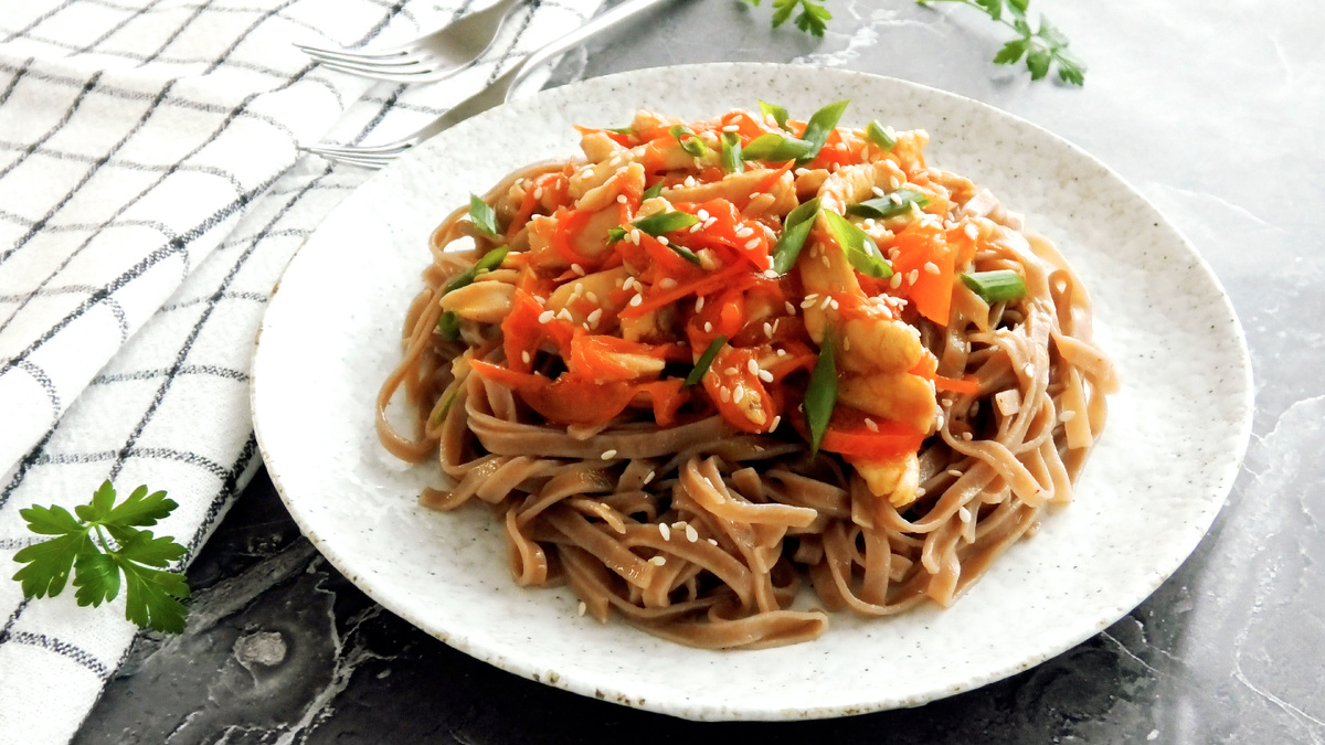 Быстро и вкусно: Лапша с азиатским акцентом за 15 минут