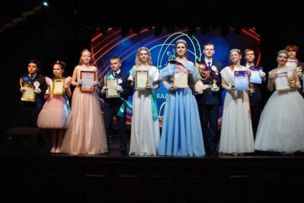 Сотрудники следственного управления приняли участие в проведении школьного кадетского бала