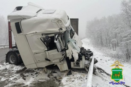 Водитель автовоза не справился с управлением и протаранил несколько машин