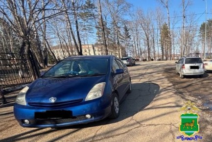 В Биробиджане водитель при движении задним ходом наехал на автомобиль