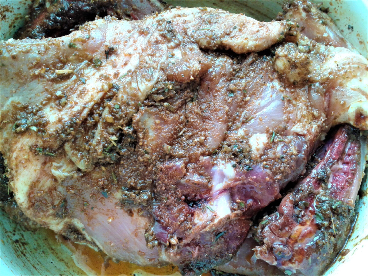 Запеченная курица с яркими овощами: простота и вкус в одном блюде