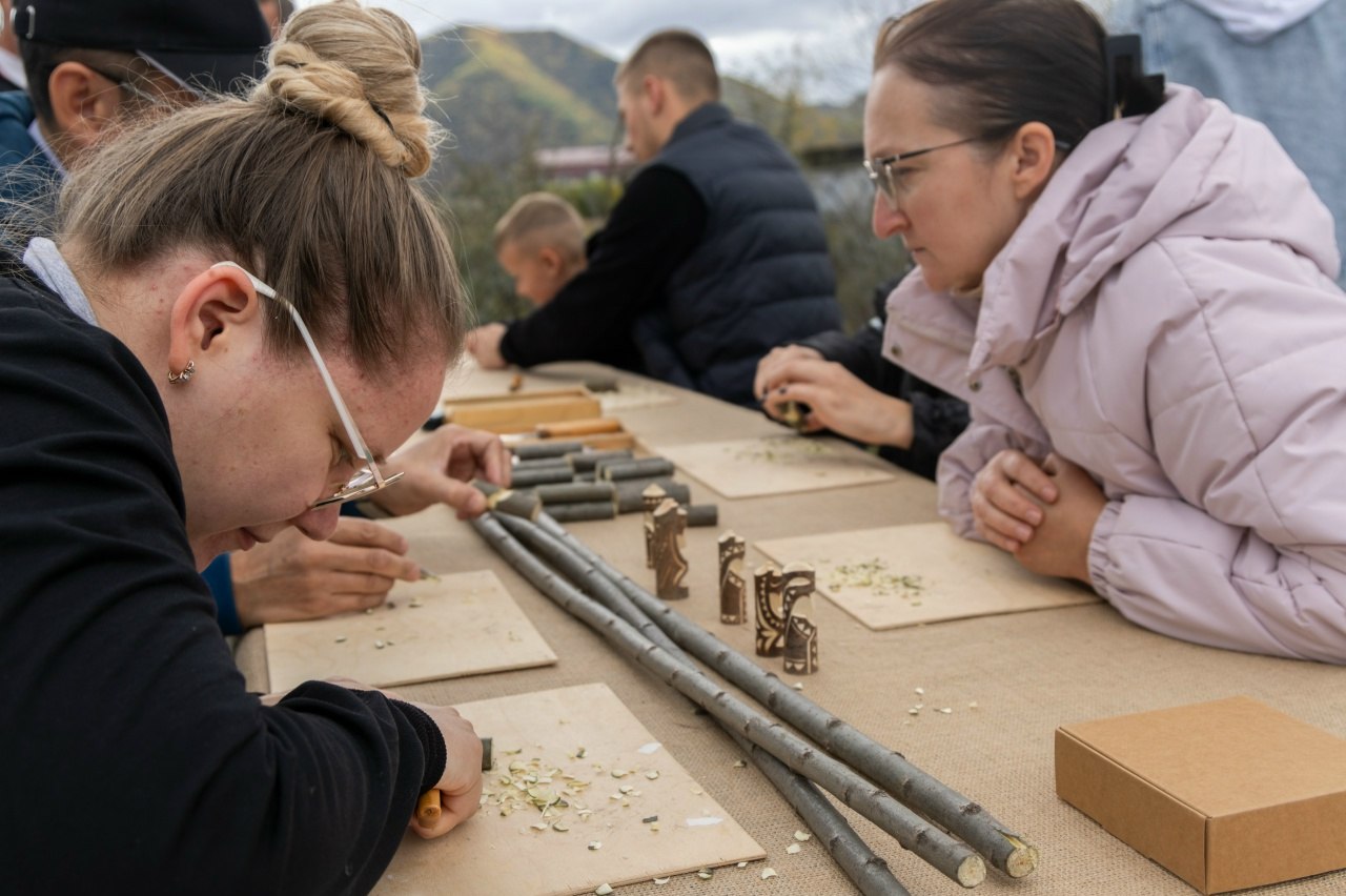 Вырежи своего деревянного медведя-оберега: мастер-класс от хранителя нанайских традиций на III Этнофесте «Бирария» Вырежи своего деревянного медведя-оберега: мастер-класс от хранителя нанайских традиций на III Этнофесте «Бирария»
