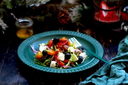 Яркий салат из печеных перцев с фетой и орехами