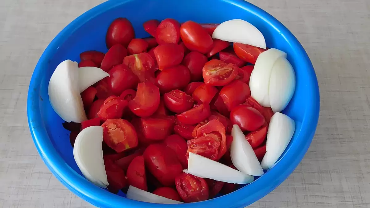 Секреты правильных зимних заготовок: как приготовить томатный соус и хреновину