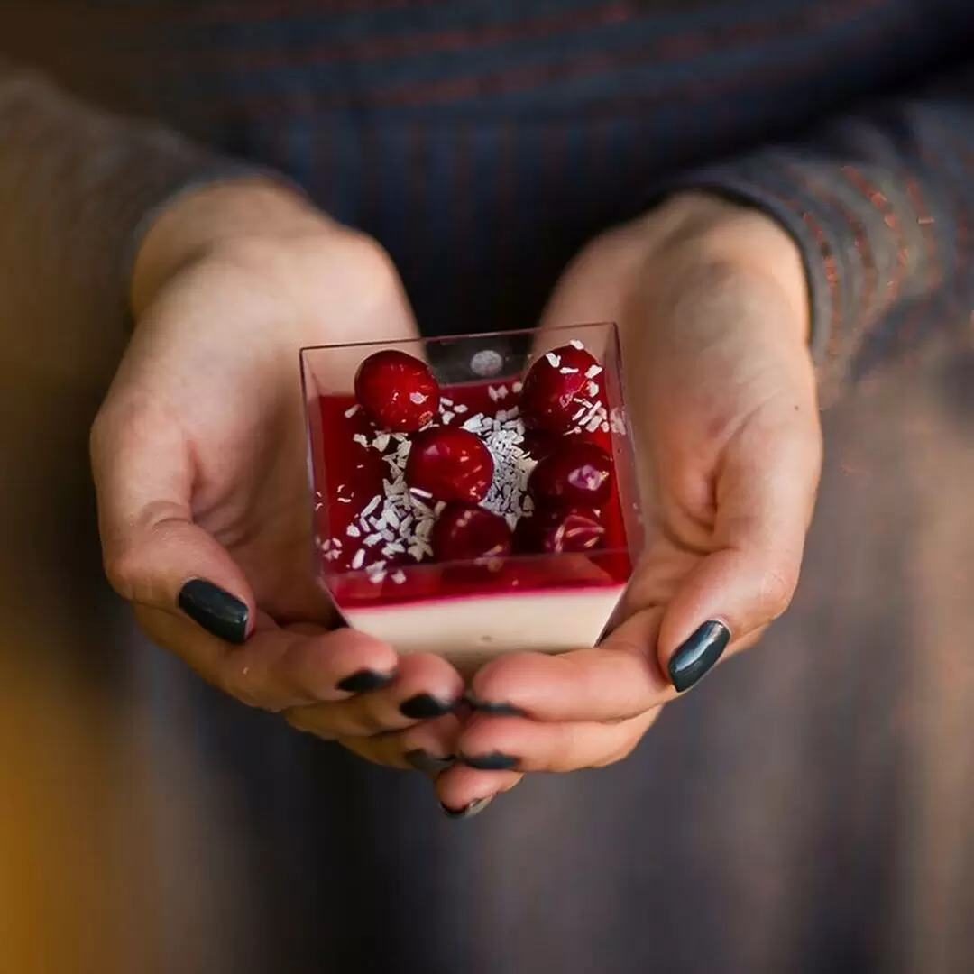 Панна котта с клюквой и кокосом: легкий десерт для гурманов