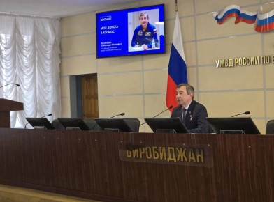 В УМВД России по ЕАО космонавт, Герой России Александр Лазуткин вручил юным биробиджанцам первые паспорта