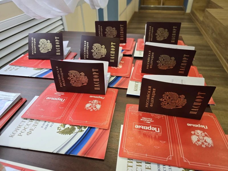 Космонавт Александр Лазуткин вручил юным биробиджанцам первые паспорта Космонавт Александр Лазуткин вручил юным биробиджанцам первые паспорта