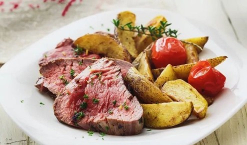 Сытное застолье: как приготовить говядину с картошкой и помидорами по самым вкусным рецептам