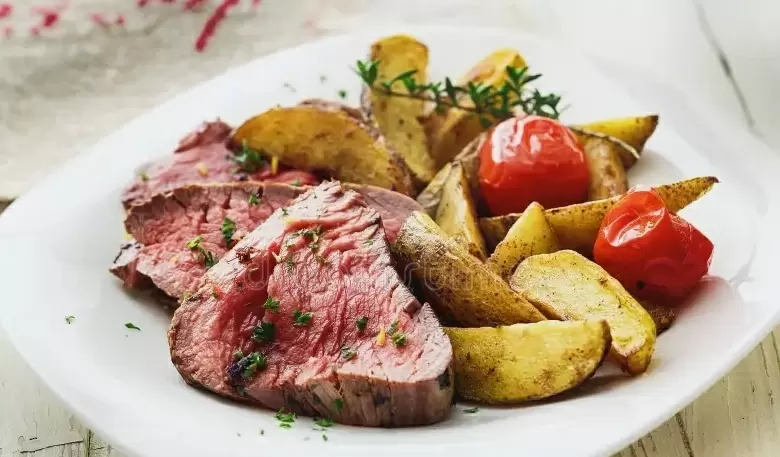 Сытное застолье: как приготовить говядину с картошкой и помидорами по самым вкусным рецептам