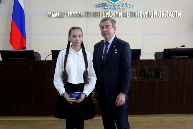 Космонавт Александр Лазуткин вручил юным биробиджанцам первые паспорта Космонавт Александр Лазуткин вручил юным биробиджанцам первые паспорта