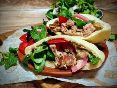 Пита с донер кебабом и айоли с черным чесноком: практичный вкус на каждый вечер