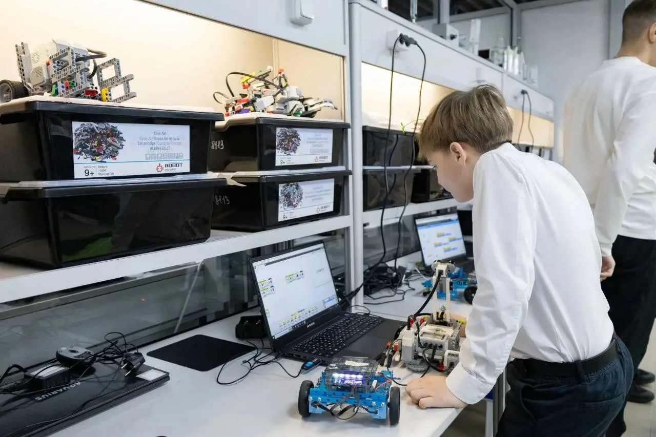 Штаб-квартиру центра одаренных детей «Антарес» открыли в Биробиджане Штаб-квартиру центра одаренных детей «Антарес» открыли в Биробиджане