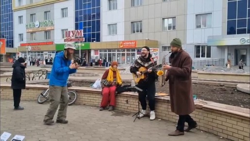 Простое «можно с вами?» превратило прогулку по Арбату Биробиджана в настоящий концерт