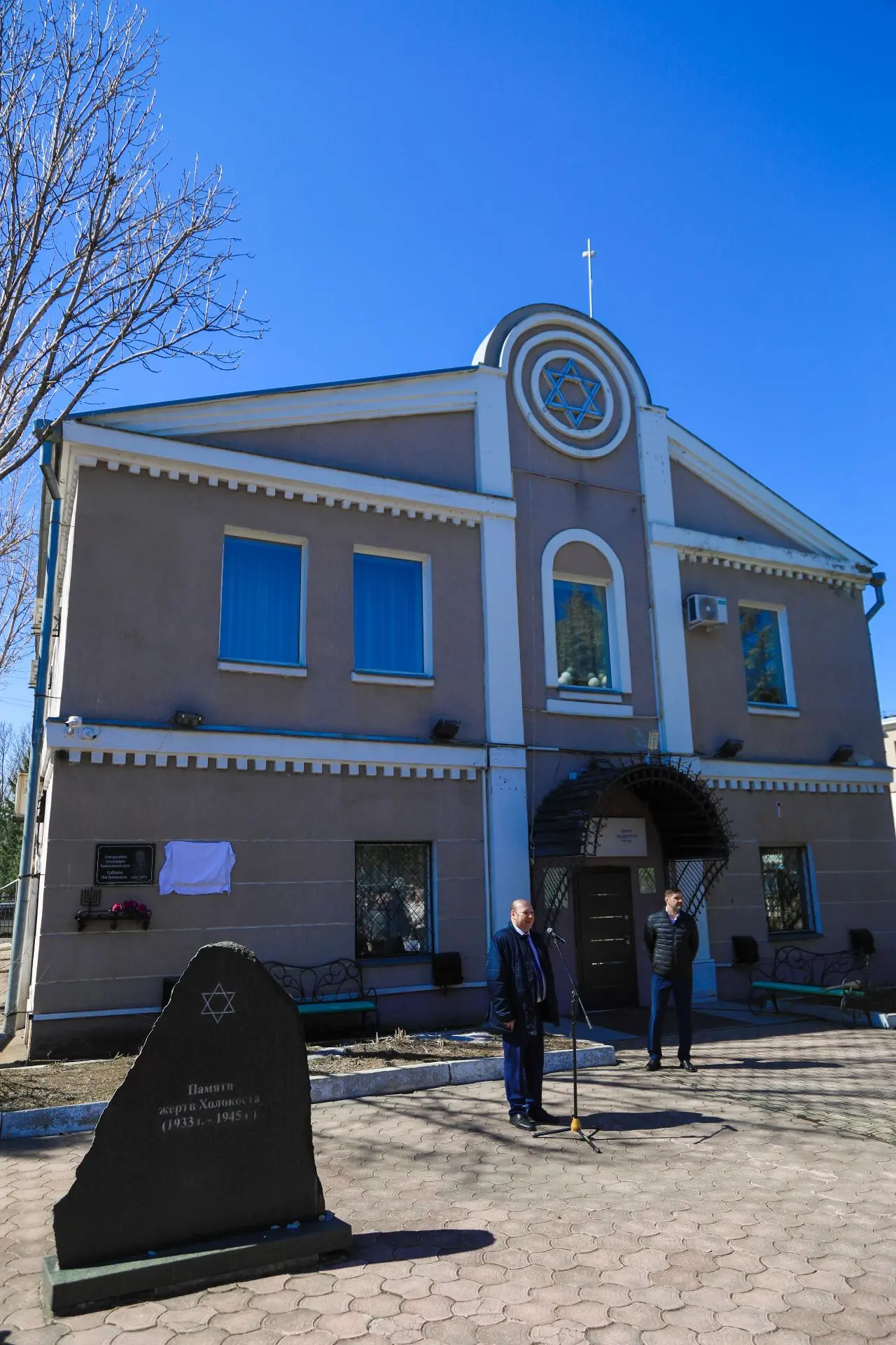 В Биробиджане открыта памятная доска Роману Ледеру В Биробиджане открыта памятная доска Роману Ледеру