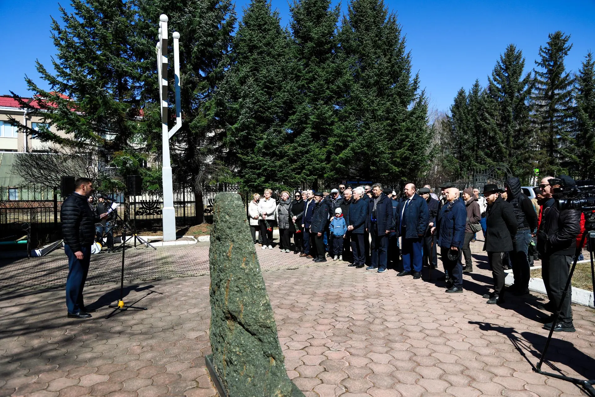 В Биробиджане открыта памятная доска Роману Ледеру В Биробиджане открыта памятная доска Роману Ледеру