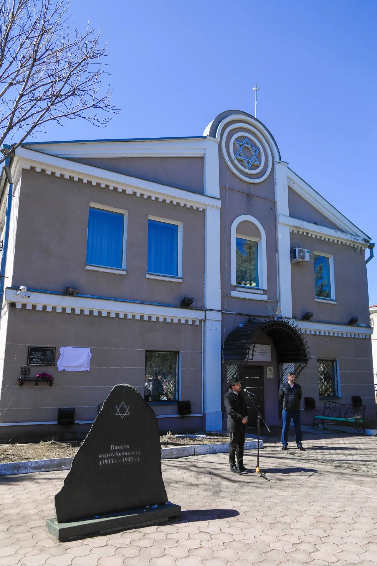 В Биробиджане открыта памятная доска Роману Ледеру В Биробиджане открыта памятная доска Роману Ледеру