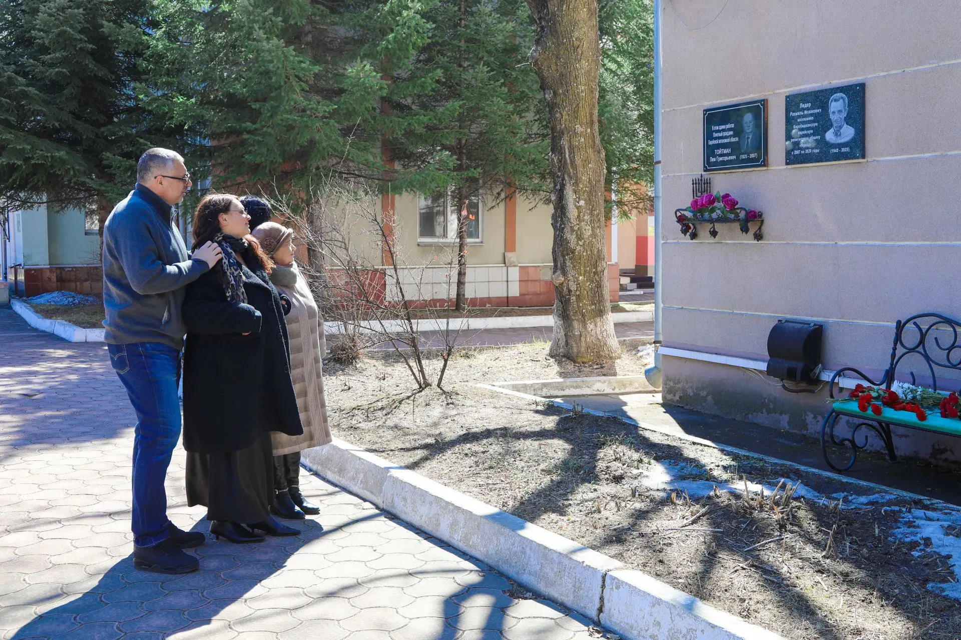 В Биробиджане открыта памятная доска Роману Ледеру В Биробиджане открыта памятная доска Роману Ледеру