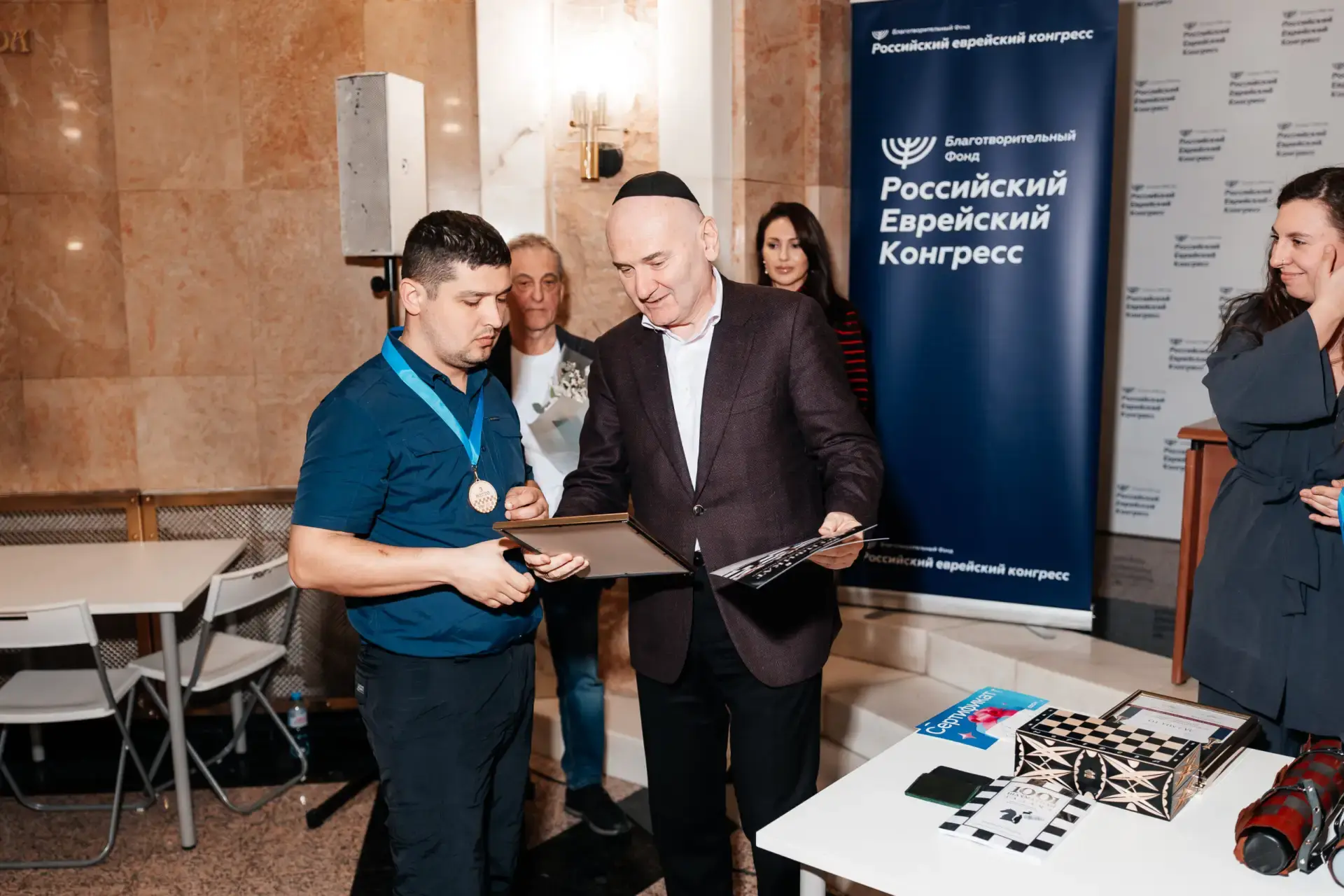 Грандиозным финалом в Мемориальной синагоге РЕК на Поклонной горе завершился Первый российский еврейский шахматный турнир Грандиозным финалом в Мемориальной синагоге РЕК на Поклонной горе завершился Первый российский еврейский шахматный турнир