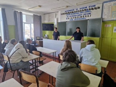 Инспекторы по делам несовершеннолетних провели профилактические беседы с учащимися образовательных учреждений Биробиджана