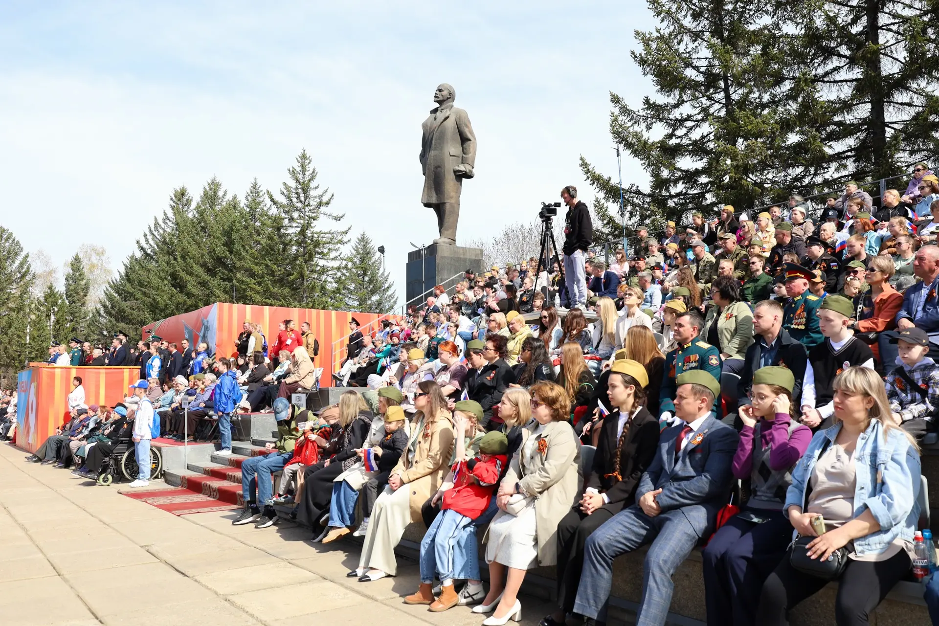 В День Победы для жителей Еврейской автономной области была организована онлайн-трансляция парада Победы и большого праздничного концерта (0+) В День Победы для жителей Еврейской автономной области была организована онлайн-трансляция парада Победы и большого праздничного концерта (0+)