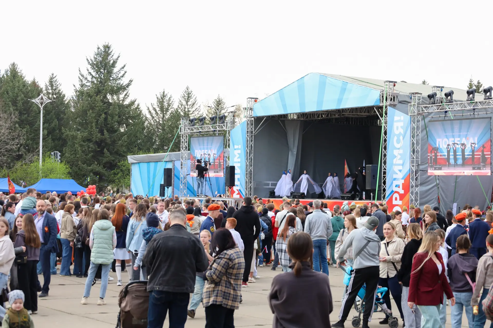 В День Победы для жителей Еврейской автономной области была организована онлайн-трансляция парада Победы и большого праздничного концерта (0+) В День Победы для жителей Еврейской автономной области была организована онлайн-трансляция парада Победы и большого праздничного концерта (0+)