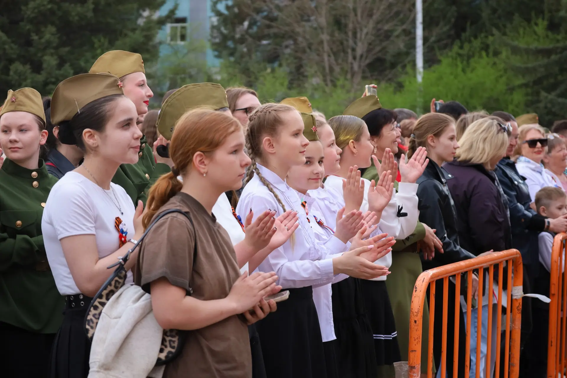 В День Победы для жителей Еврейской автономной области была организована онлайн-трансляция парада Победы и большого праздничного концерта (0+) В День Победы для жителей Еврейской автономной области была организована онлайн-трансляция парада Победы и большого праздничного концерта (0+)