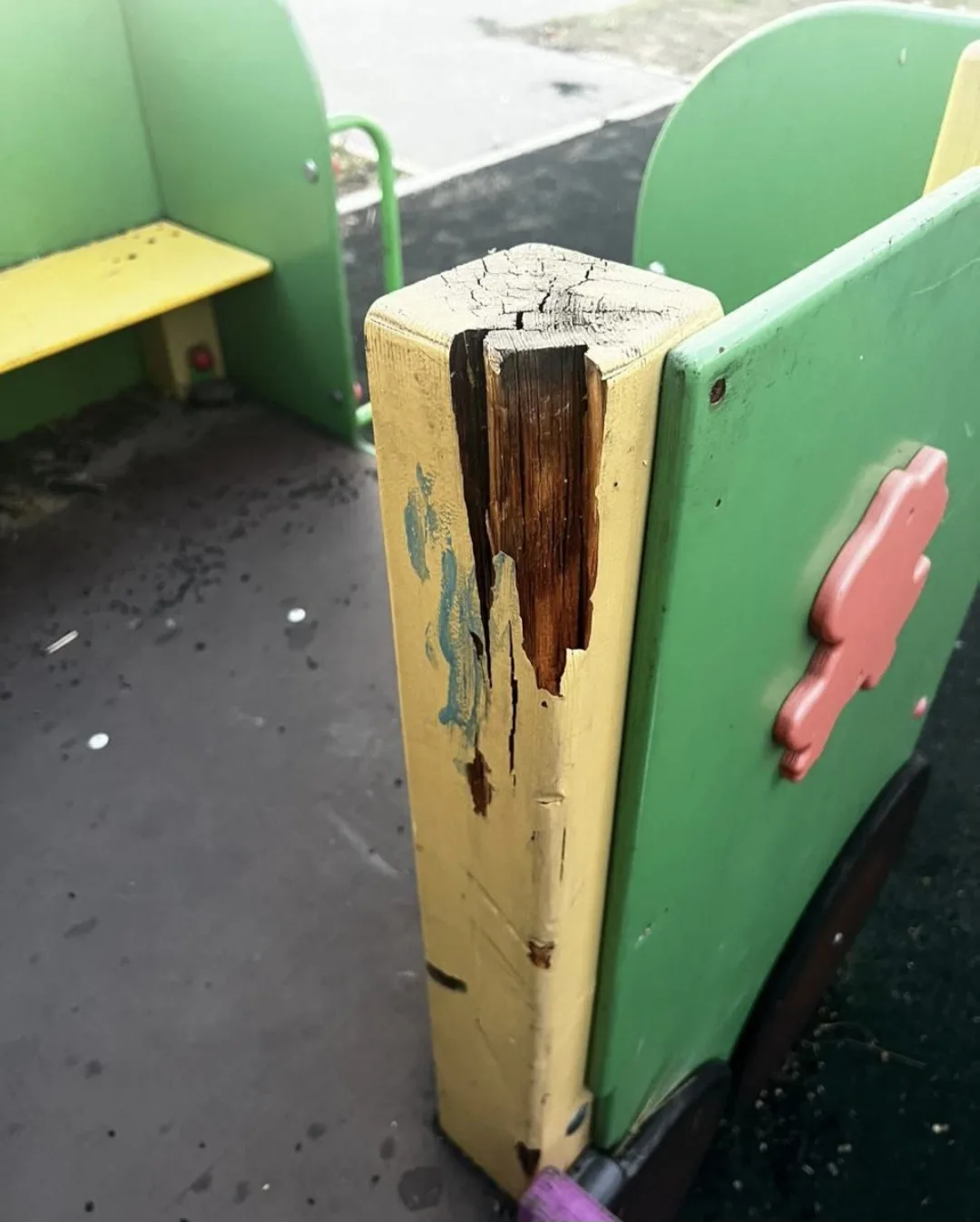 Прокуратура добивается устранения нарушений закона и потребовала привести в нормативное состояние детскую игровую площадку по пер.Почтовый в пос. Смидович ЕАО Прокуратура добивается устранения нарушений закона и потребовала привести в нормативное состояние детскую игровую площадку по пер.Почтовый в пос. Смидович ЕАО
