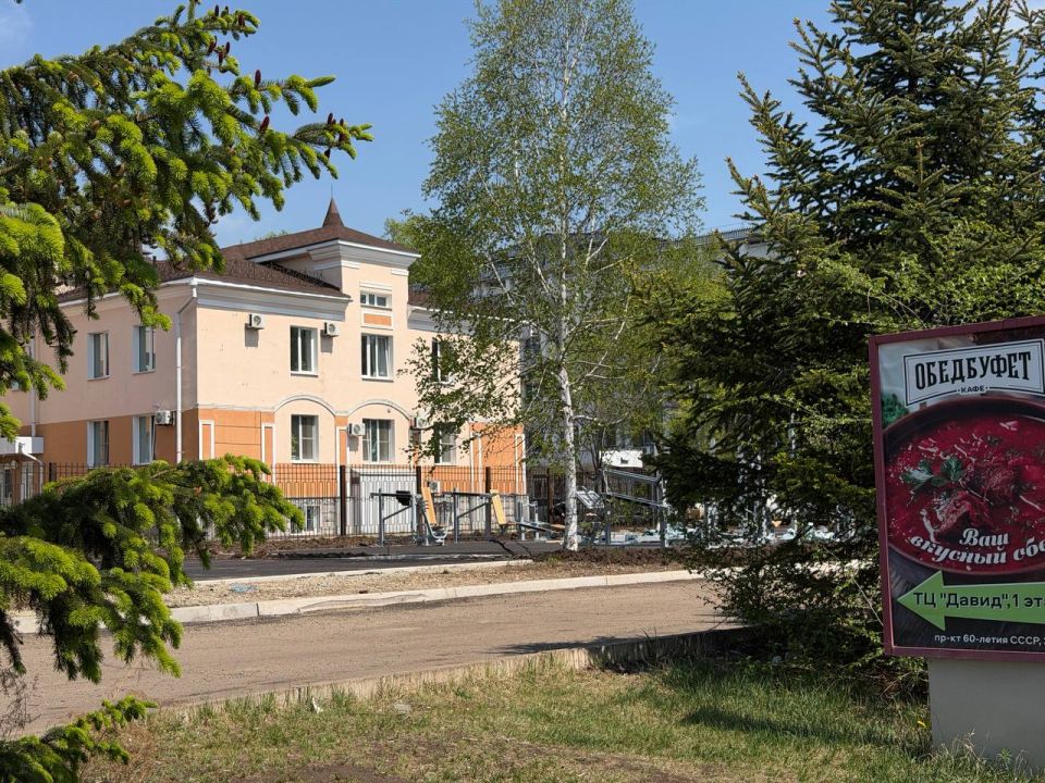 Спортивную площадку строят в Биробиджане Спортивную площадку строят в Биробиджане