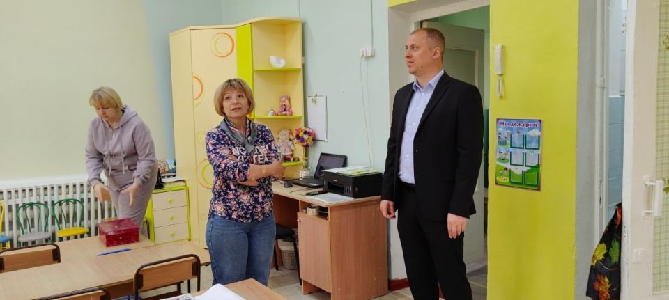 Продолжаем приводить в порядок территории детских садов Продолжаем приводить в порядок территории детских садов
