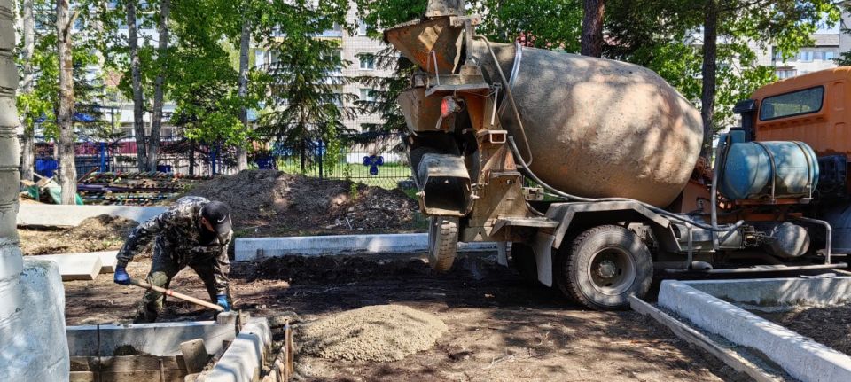 Продолжаем приводить в порядок территории детских садов Продолжаем приводить в порядок территории детских садов