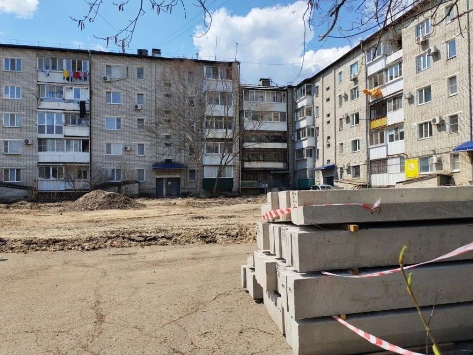 Детская игровая площадка и не только: начались работы во дворе по ул. Набережной №46 в Биробиджане Детская игровая площадка и не только: начались работы во дворе по ул. Набережной №46 в Биробиджане