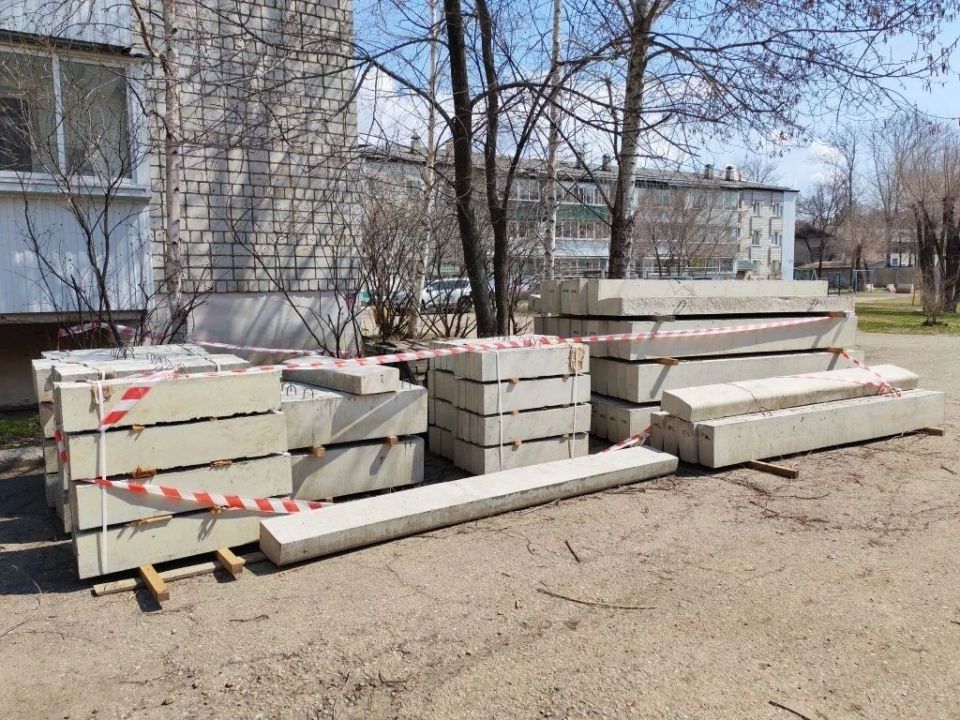 Подрядчик приводит в порядок двор по ул. Набережной № 46 Подрядчик приводит в порядок двор по ул. Набережной № 46
