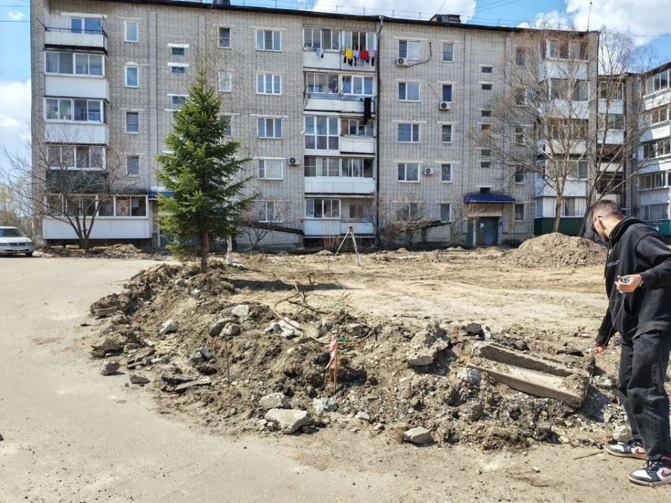 Подрядчик приводит в порядок двор по ул. Набережной № 46 Подрядчик приводит в порядок двор по ул. Набережной № 46