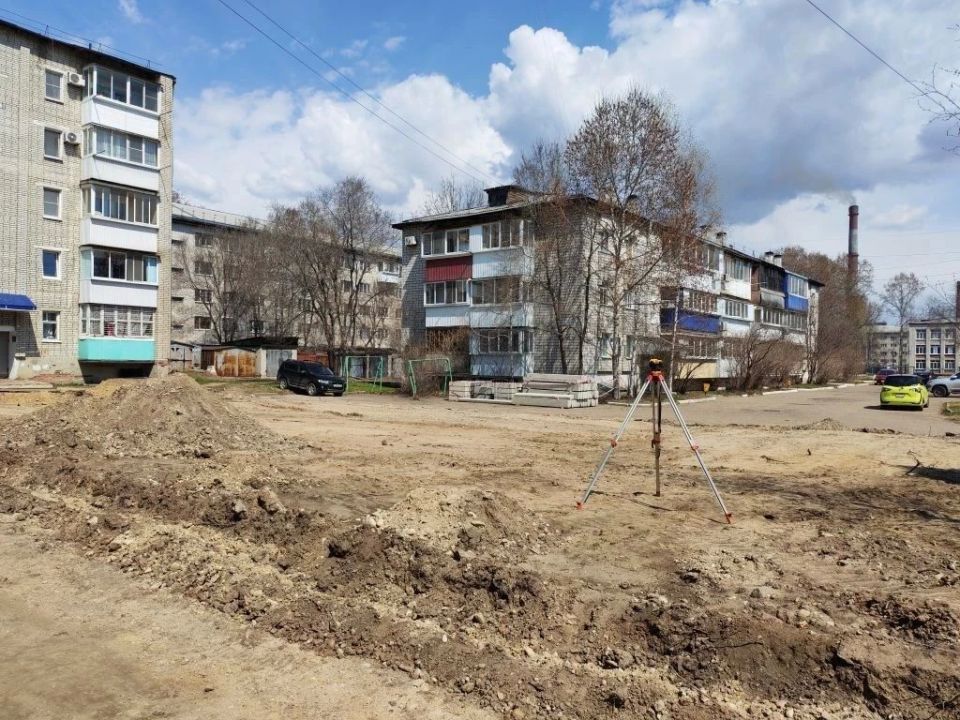 Подрядчик приводит в порядок двор по ул. Набережной № 46 Подрядчик приводит в порядок двор по ул. Набережной № 46