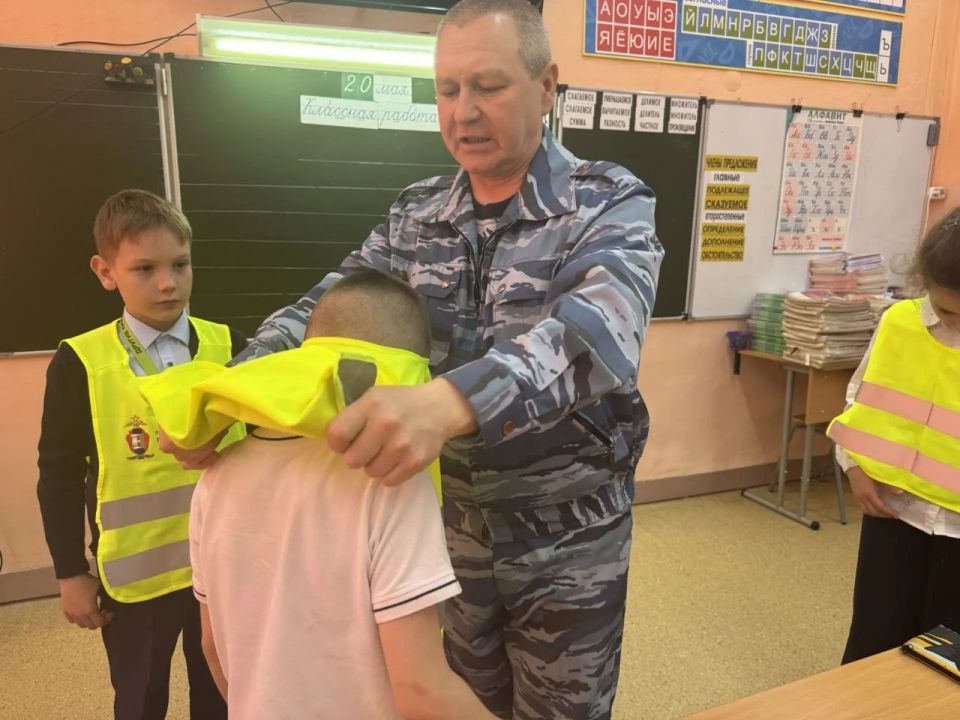 «Каникулы с Общественным советом»: Станислав Рыбаков рассказал биробиджанским школьникам о правилах безопасной езды на велосипеде «Каникулы с Общественным советом»: Станислав Рыбаков рассказал биробиджанским школьникам о правилах безопасной езды на велосипеде