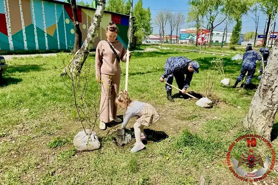 На Дальнем Востоке росгвардейцы приняли участие в высадке деревьев в городских парках На Дальнем Востоке росгвардейцы приняли участие в высадке деревьев в городских парках
